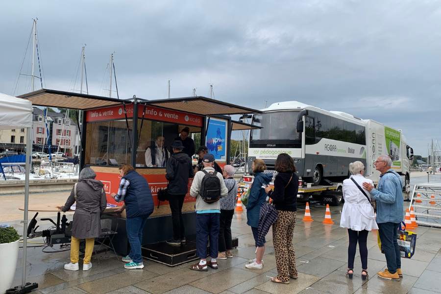 Kiosque M de Kicéo Transdev Vannes qui sert de point d'information et de vente mobile