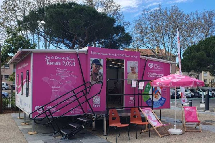 PICNIC-Kiosque-XL-mobile-solaire-Agir-pour-le-coeur-des-femmes